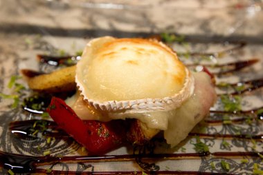 Taze salatalı ızgara somon.