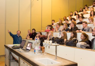 BUDAPEST, HUNGARY - 10 Ekim 2014: ELTE Üniversitesi 'nde kimliği belirsiz öğrenciler
