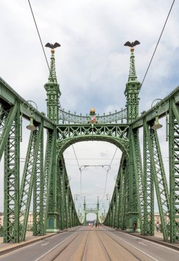 Köprü manzarası ve Paris 'teki Eyfel Kulesi