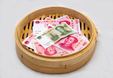 Beyaz arka planda paralı tahta kutu.