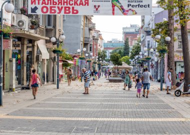 BURGAS, BULGARIA - 21 HAZİRAN 2016: Şehir merkezinde yürüyen insanlar. Burgaz, Bulgaristan 'ın Karadeniz kıyısındaki Sunny Beach' in merkezi olan ikinci büyük kentidir..