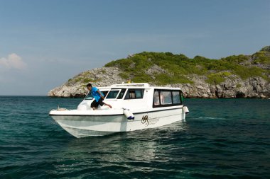 Tekne ve deniz manzaralı tropik plaj