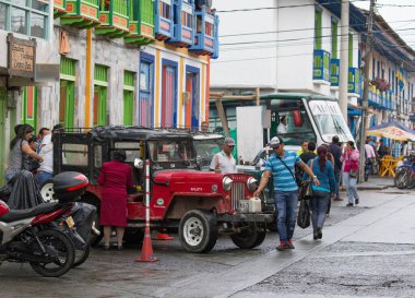 FILANDIA, COLOMBIA - 25 EKİM 2015: Kimliği belirsiz insanlar sokakta. 