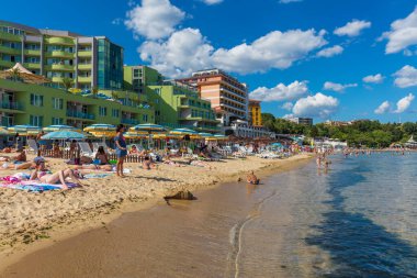 NESSEBAR, BULGARIA - 18 Temmuz 2016: New City 'deki Nessebar Sunny Beach' teki insanlar. Tatil köyünün inşaatı 1958 'de komünist dönemlerde başladı..