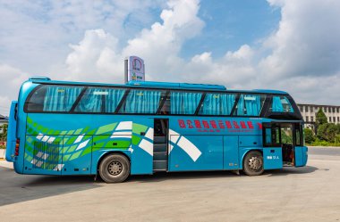 Asya 'da otobüs yolda.