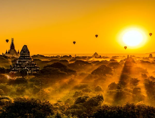 位于缅甸巴甘的热气球于清晨升空 — 图库照片