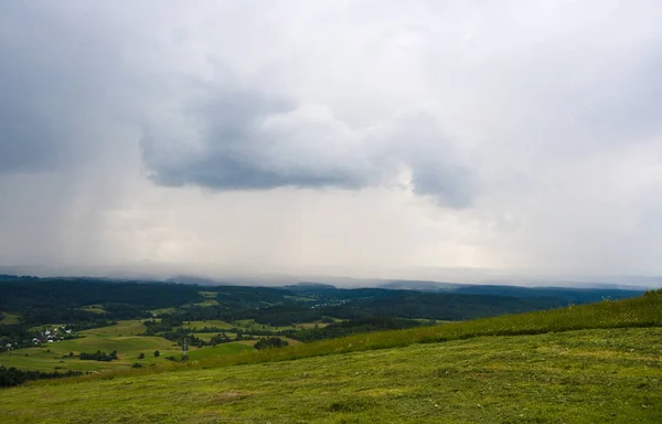 Berglandschaft Mit Wolken Und Blauem Himmel — Stockfoto