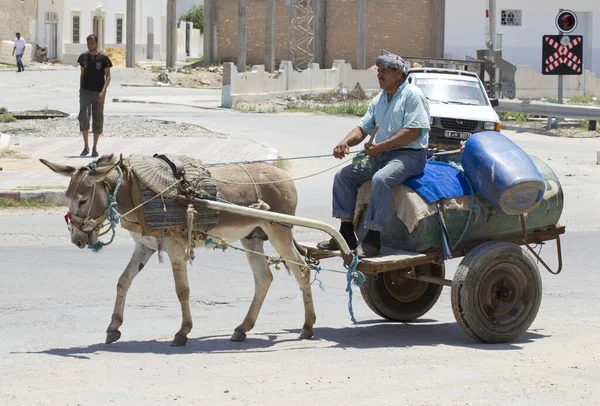 Hombre Una Mujer Montando Caballo Desierto — Foto de Stock