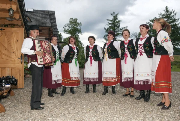 BESKIDES, POLAND - 10 Temmuz 2009 'da geleneksel giyinmiş folklor grubu Polonya' nın Beskides milli parkında bir tarım merkezinde ilk kez sahneye çıktı..