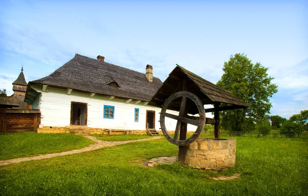 Köydeki Eski Ahşap — Stok fotoğraf