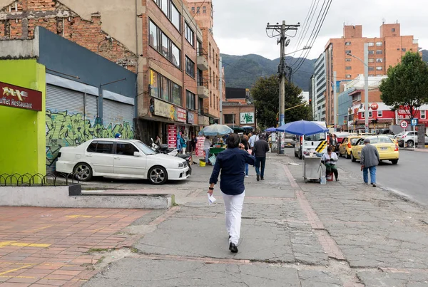 Bogota Kolombia Październik Października 2015 Niezidentyfikowane Osoby Spacerujące Przedmieściach Bogoty — Zdjęcie stockowe
