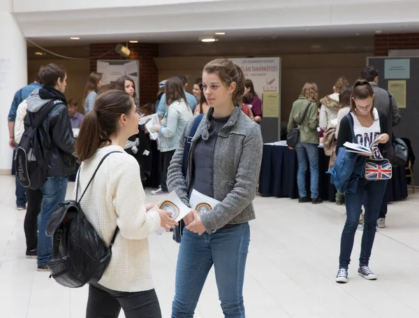 BUDAPEST, HUNGARY - 10 Ekim 2014: ELTE Üniversitesi 'nde kimliği belirsiz öğrenciler