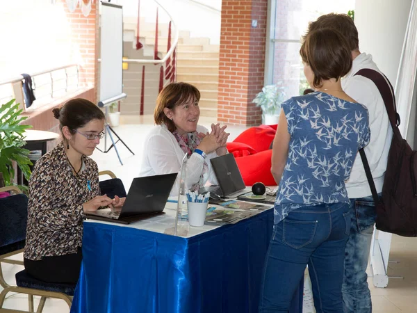 BUDAPEST, HUNGARY - 10 Ekim 2014: ELTE Üniversitesi 'nde kimliği belirsiz öğrenciler