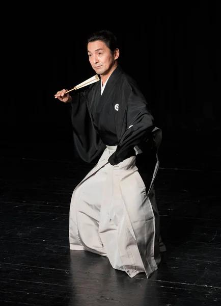 Hombre Japonés Que Actúa Escena Oscura —  Fotos de Stock