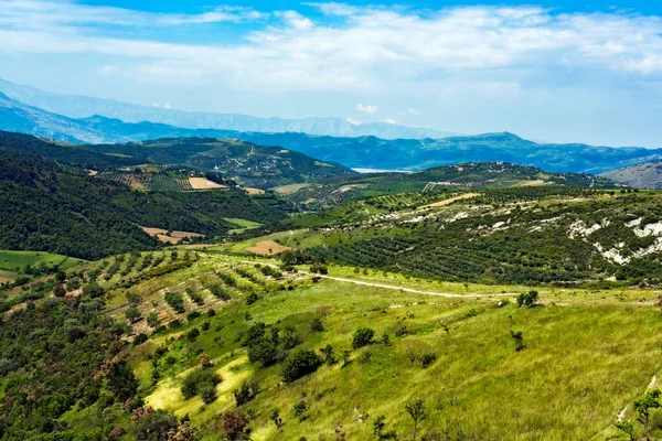 Berglandschaft Mit Grünem Gras Und Blauem Himmel — Stockfoto