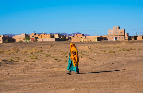 Young Woman Desert — Stock Photo, Image