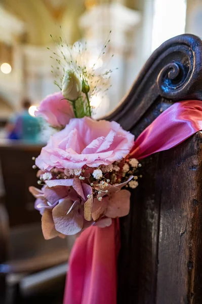 教堂里花卉的婚礼装饰 — 图库照片
