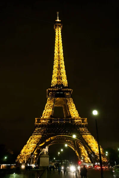 晚上在巴黎的埃菲尔铁塔 — 图库照片