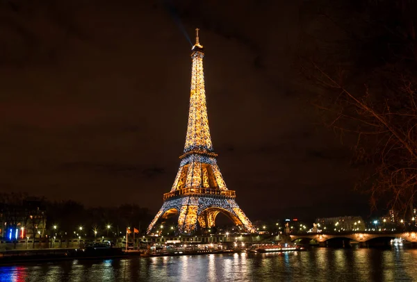 晚上在巴黎的埃菲尔铁塔 — 图库照片