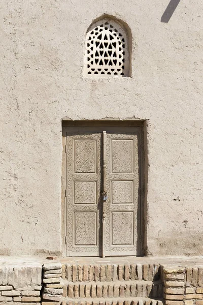 Janela Velha Com Uma Porta — Fotografia de Stock