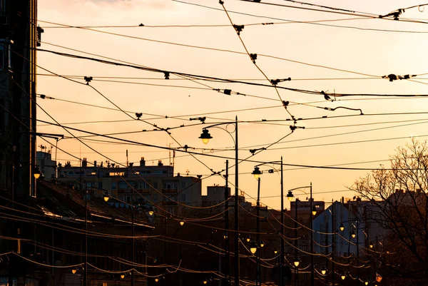 Líneas Eléctricas Ciudad Atardecer —  Fotos de Stock