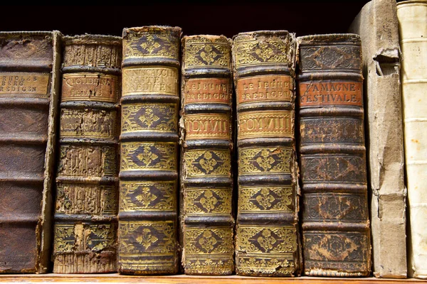 Старые Книги Библиотеке — стоковое фото