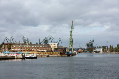 Riga, Letonya limanında kargo gemisi