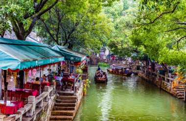 Suzhou, Çin - 5 Ağustos 2017: Tongli, Çin 'in (Asya' nın Venedik 'i) su kenti Çin' de popüler ve güzel bir şehirdir.