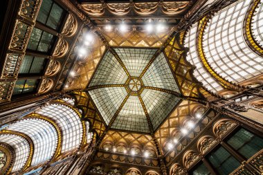 Budapeşte, Macaristan - 12 Haziran 2019: Hyatt Hotel 'in Parizsi Udvar (Parisian Passage) iç mekanı, Haziran 2019' da Macaristan 'ın Budapeşte kentinde açıldı.