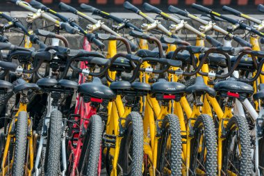 Şehre park etmiş bir sürü bisiklet.