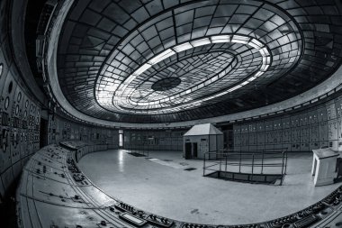 BUDAPEST, HUNGARY - 2 Aralık 2016: Terk edilmiş bir elektrik santralinin kontrol odası, Budapeşte 'de ilk olarak 1910 yılında açıldı.