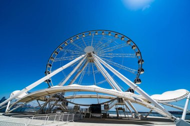 Parktaki dönme dolap.