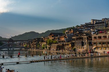 Nehirli eski geleneksel Asya kasabası