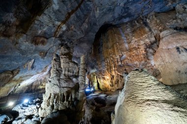 Phong Nha-Ke Bang Ulusal Parkı, Vietnam - 1 Ocak 2019: Cennet Mağarası. Orman karst tepeleriyle çevrili bu olağanüstü mağara sistemi 31 km boyunca uzanır..