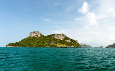 Güzel tropikal plaj ve deniz manzarası