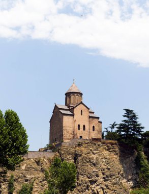 Dağlardaki eski şatonun manzarası