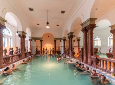 Budapeşte, Macaristan 16 Ekim 2017: Macaristan 'ın Budapeşte kentinde Szechenyi hamamlarının içi. Avrupa 'nın en büyük termal banyo kompleksi..