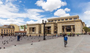 BOGOTA, COLOMBIA - 22 Ekim 2015: Başkent merkezindeki Bolivar Meydanı 'nda kimliği belirsiz insanlar. Bogota Latin Amerika 'nın en hızlı büyüyen büyük şehridir..