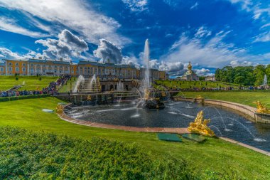 PETERSBURG, RUSSIA - 12 AĞUSTOS 2018: Peterhof Sarayı, UNESCO dünya mirası sahası, çeşmeler ve bahçeler.