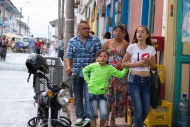 FILANDIA, COLOMBIA - 25 EKİM 2015: Kimliği belirsiz insanlar sokakta. 