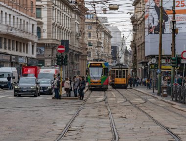 Milan, İtalya - 23 Ekim 2019: Milano şehir merkezinde tramvay.