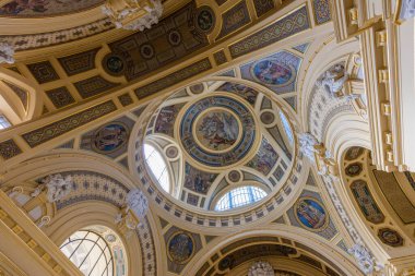 Vatikan 'daki St. George Katedrali' nin içi