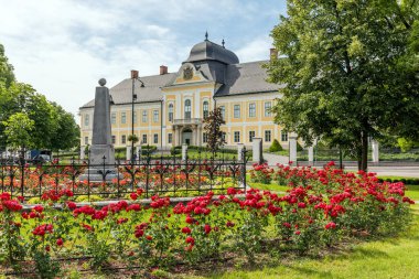 HATVAN, HUNGARY - 16 Haziran 2016: Macaristan 'ın Heves ilçesinde bir kasaba olan Hatvan' daki Grassalkovich Köşkü.