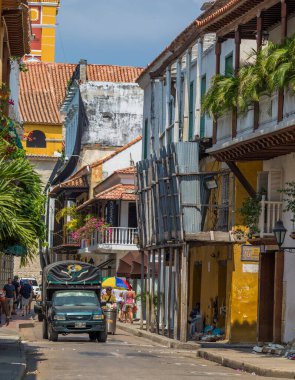 CARTAGENA, COLOMBIA - 29 Ekim 2015: Cartagena şehir merkezinde kimliği belirsiz insanlar. Kolombiya 'nın en büyük beşinci şehri ve Barranquilla' dan sonra bölgenin en büyük ikinci şehridir..