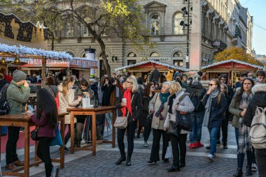 BUDAPEST, HUNGARY - 23 Kasım 2019: Macaristan 'ın Budapeşte kentindeki Szent Istvan Meydanı' ndaki Yılbaşı Fuarı 'nı kimliği belirsiz kişiler ziyaret etti.