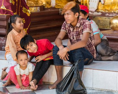 Tayland 'daki Budist tapınağındaki insanlar