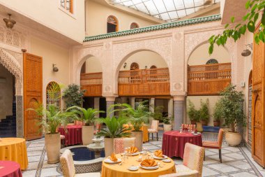 FEZ, MOROCCO - 19 Temmuz 2014: Fes Medina 'da küçük bir aile otelinin içi. Medina UNESCO 'nun Dünya Mirasları Listesi' nde yer alıyor.