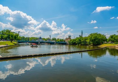 Şehirdeki nehir manzarası