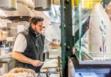 Fırıncı mutfakta.