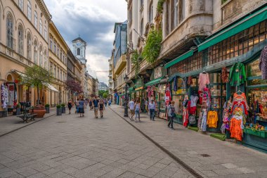 Budapeşte, Macaristan - 4 Mayıs 2020: Vaci sokağı, şehrin ana yayalık alanı